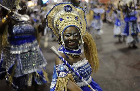 De Carnaval van Salvador: Feest van Afro-Braziliaanse Cultuur en een Omgang met Sociale Ongelijkheid