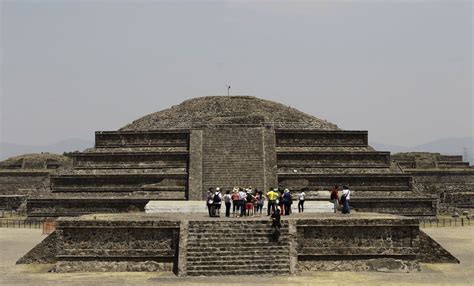 De Aanval van Cholula: Een Verloren Stad Ontdekt en De Bloedige Vloek van Quetzalcoatl